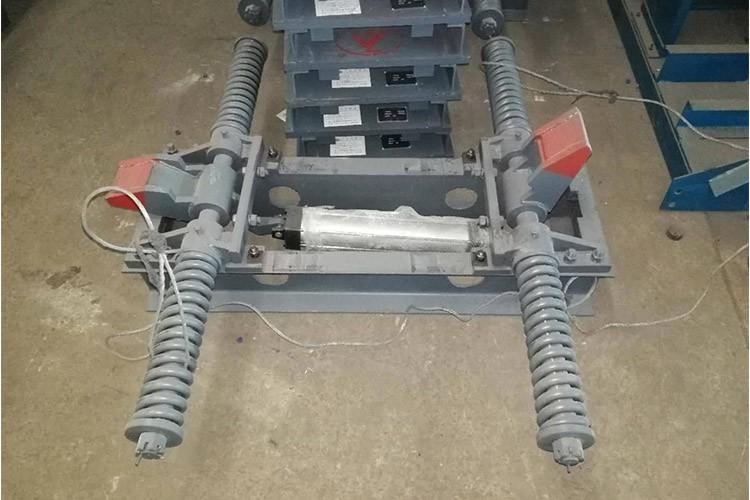 氣動(dòng)抱軌式阻車器 氣動(dòng)抱軌式阻車器